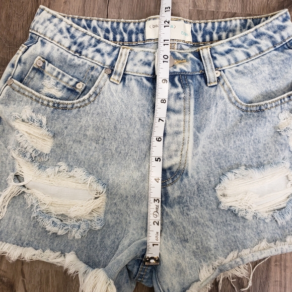 Ban.jara Women's 5 / 26 (28) High Rise Distressed Raw Hem Light Wash Jean Shorts - Picture 3 of 6